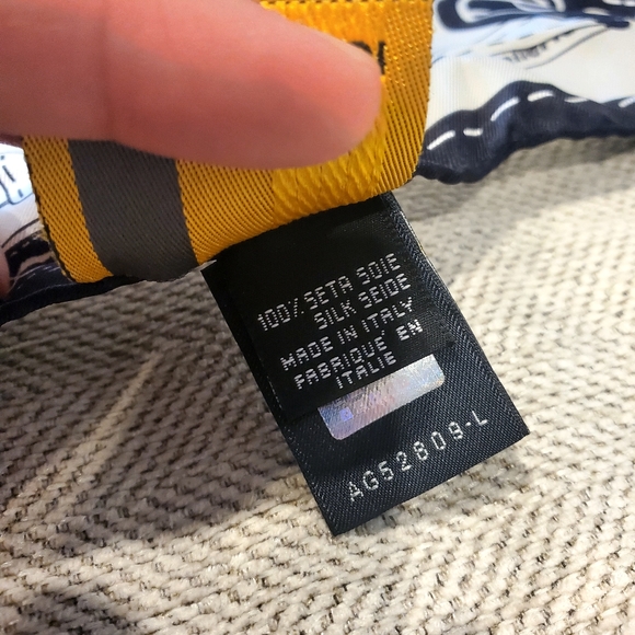 Authentic silk Fendi scarf - Picture 7 of 16